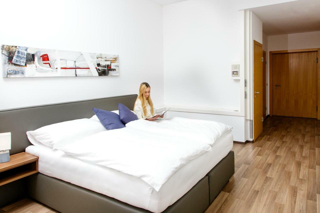 Health Vital Comfort Guestrooms Велс Екстериор снимка